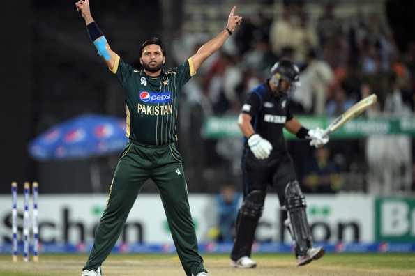 Shahid Afridi picked up the important wicket of Ross Taylor. Shahid Afridi picked up the important wicket of Ross Taylor.