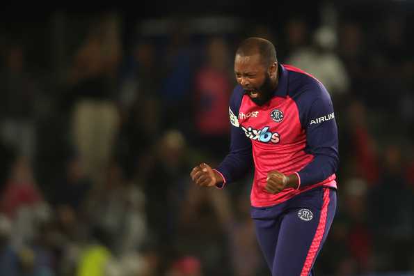 Andile Phehlukwayo took the big wicket of Rilee Rossouw. Andile Phehlukwayo took the big wicket of Rilee Rossouw.