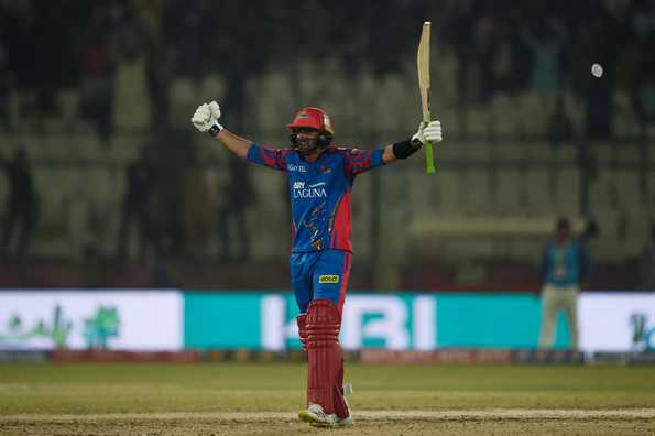 Shoaib Malik hit a last-ball boundary to win the match for Karachi Kings Shoaib Malik hit a last-ball boundary to win the match for Karachi Kings