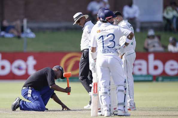 Kusal Mendis and Dhananjaya de Silva put on a strong unbeaten stand to keep SL's hopes alive Kusal Mendis and Dhananjaya de Silva put on a strong unbeaten stand to keep SL's hopes alive