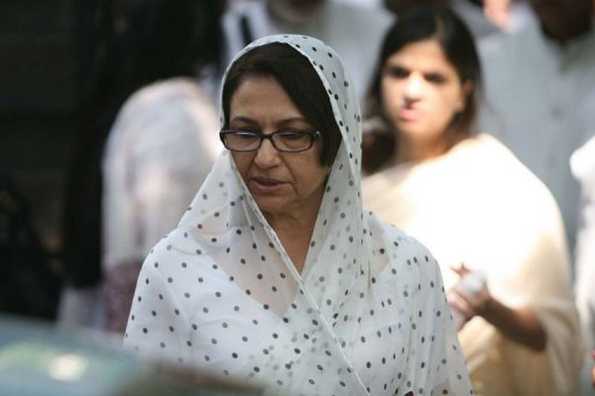 Bollywood actress Sharmila Tagore, wife of the late Mansur Ali Khan Pataudi, looks on during his funeral procession in New Delhi. Pataudi, one of India's most charismatic cricketers and a prolific batsman despite losing an eye, died on Thursday aged 70 following a lung disease. Bollywood actress Sharmila Tagore, wife of the late Mansur Ali Khan Pataudi, looks on during his funeral procession in New Delhi. Pataudi, one of India's most charismatic cricketers and a prolific batsman despite losing an eye, died on Thursday aged 70 following a lung disease.
