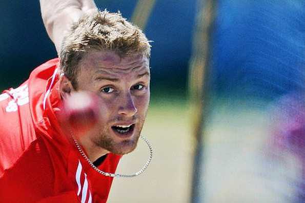 Andrew Flintoff, seen here in February 2009, has rejected the offer of an England incremental contract, the all-rounder announced on Tuesday in a move that effectively saw him become a freelance player. Andrew Flintoff, seen here in February 2009, has rejected the offer of an England incremental contract, the all-rounder announced on Tuesday in a move that effectively saw him become a freelance player.