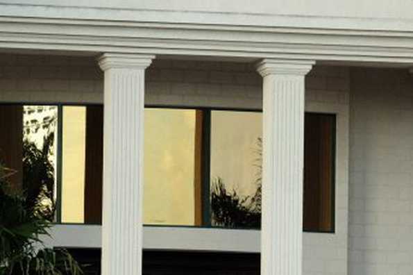 A security woman guards the headquarters of Antigua-based Stanford International Bank in St John's on February 17, 2009. The probe into an alleged multibillion dollar fraud by Texas financier Allen Stanford deepened Thursday as governments took action against the cricket impresario's overseas banks and panicked investors tried desperately to withdraw their funds. A security woman guards the headquarters of Antigua-based Stanford International Bank in St John's on February 17, 2009. The probe into an alleged multibillion dollar fraud by Texas financier Allen Stanford deepened Thursday as governments took action against the cricket impresario's overseas banks and panicked investors tried desperately to withdraw their funds.