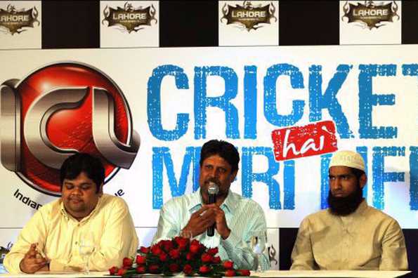 Indian Cricket League (ICL) chairman Kapil Dev (centre) with business head Himanshu Mody (left) and Pakistan's Mohammad Yousuf in New Delhi. Yousuf's move to the ICL is a huge loss to Pakistan cricket, former national skipper Zaheer Abbas said Thursday while another great criticised his decision. Indian Cricket League (ICL) chairman Kapil Dev (centre) with business head Himanshu Mody (left) and Pakistan's Mohammad Yousuf in New Delhi. Yousuf's move to the ICL is a huge loss to Pakistan cricket, former national skipper Zaheer Abbas said Thursday while another great criticised his decision.
