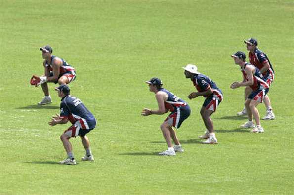 England's players attend a training session in Colombo, December 8, 2007. England will play the second test cricket match against Sri Lanka on Sunday. REUTERS/Anuruddha Lokuhapuarachchi England's players attend a training session in Colombo, December 8, 2007. England will play the second test cricket match against Sri Lanka on Sunday. REUTERS/Anuruddha Lokuhapuarachchi
