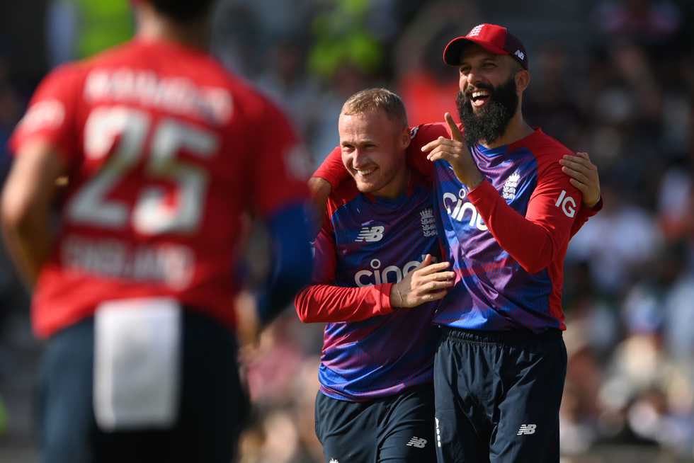 England's spinners bowled 11 of the first 15 overs in Pakistan's innings England's spinners bowled 11 of the first 15 overs in Pakistan's innings